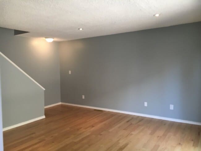 Building Photo - 2BR/1.5BA Remodeled Row Home in Westminster AVAIL 7/15