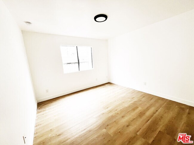 Building Photo - 5440 Carlton Way