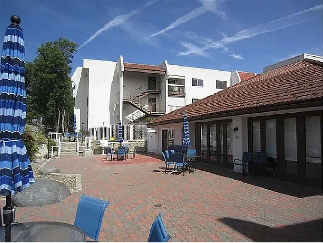 Building Photo - GENESEE - Regency Villas 1 BR Condo, 62+ C...