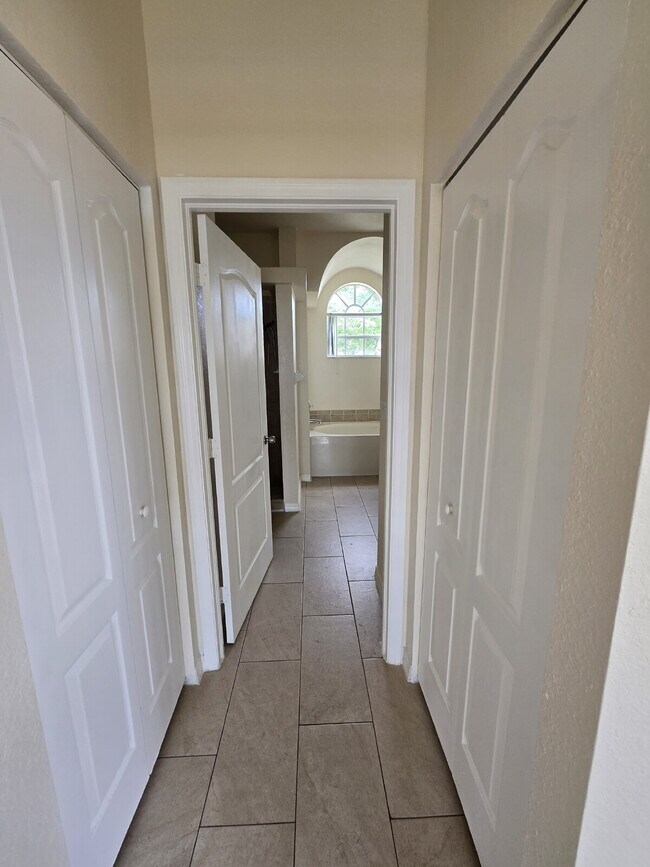 Building Photo - "Charming 3-Bed, 2-Bath Haven in Spring Hill – Your Perfect Florida Retreat!"