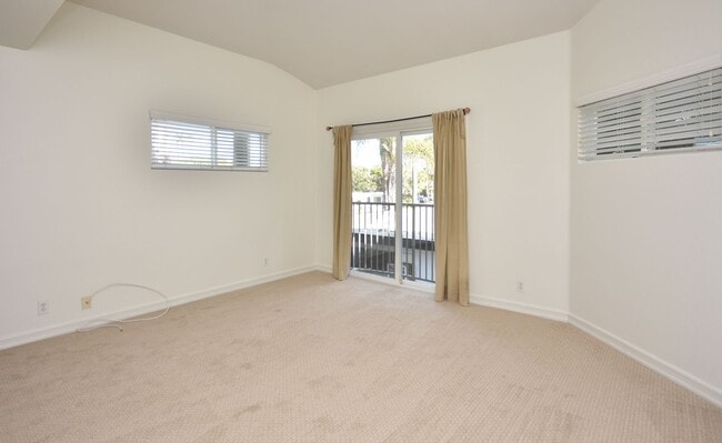 Building Photo - Beautiful condo blocks from the beach!