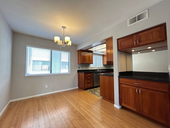 Building Photo - Beautifully Upgraded 2 Bed 2.5 Bath Townhome