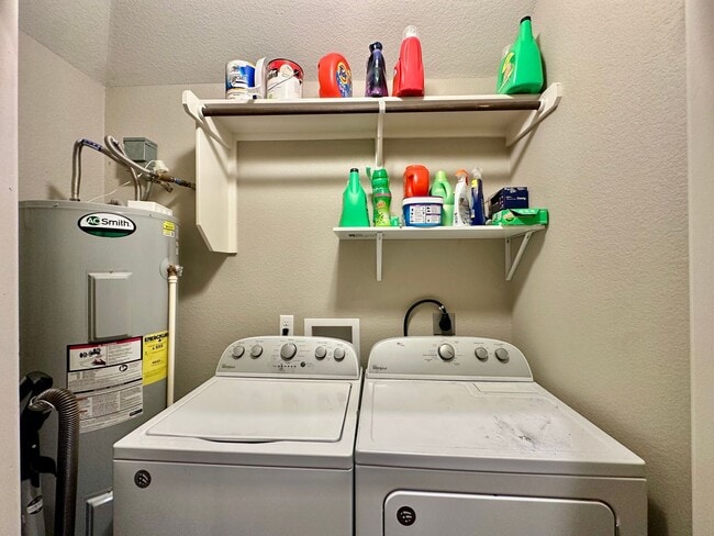 Building Photo - Spacious 4-Bed, 4.5-Bath Home with Fenced Yard in the Baylor Bubble!