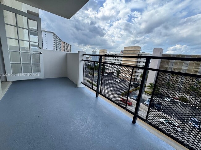 Building Photo - 401 Golden Isles Dr