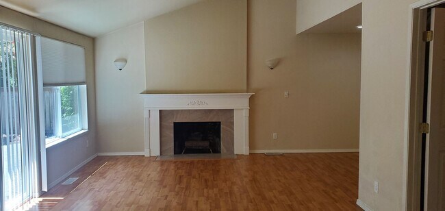 Building Photo - Fantastic 4 bedroom RAMBLER in Manorwood!
