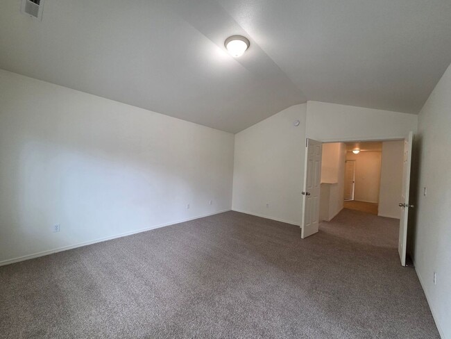 Building Photo - $400 Move In Credit!! 3 Bed/2.5 Bath Single Family Home in River Canyon Estates - BRAND NEW CARPET