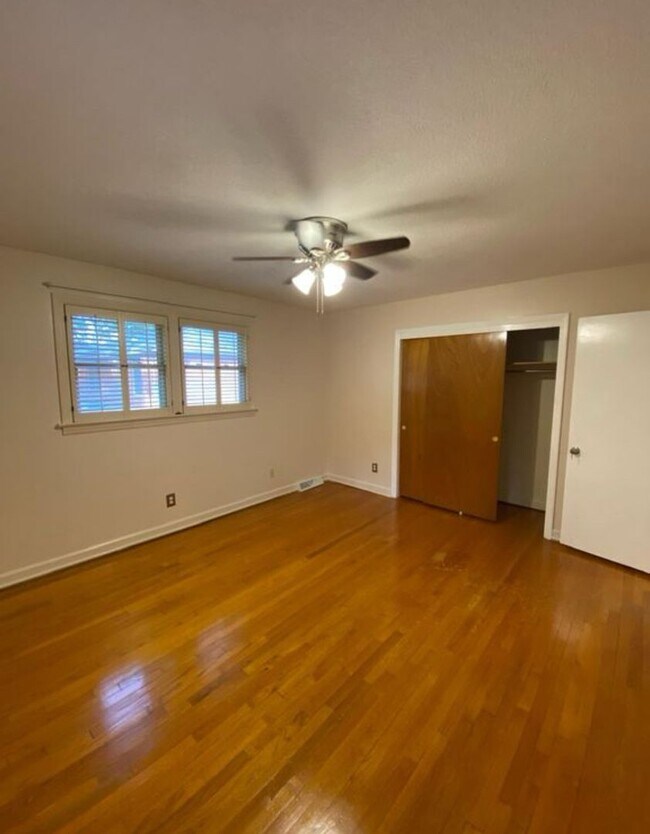 Building Photo - 1213 Deerwood St