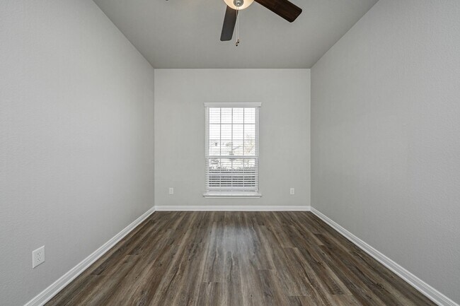 Building Photo - Your perfect escape from the hustle and bustle!