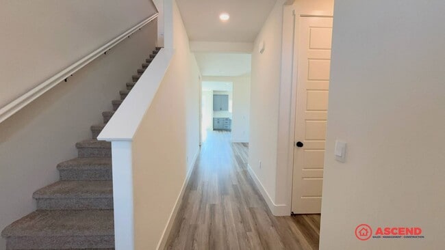 Building Photo - Lovely Home Near Frontier Highschool!