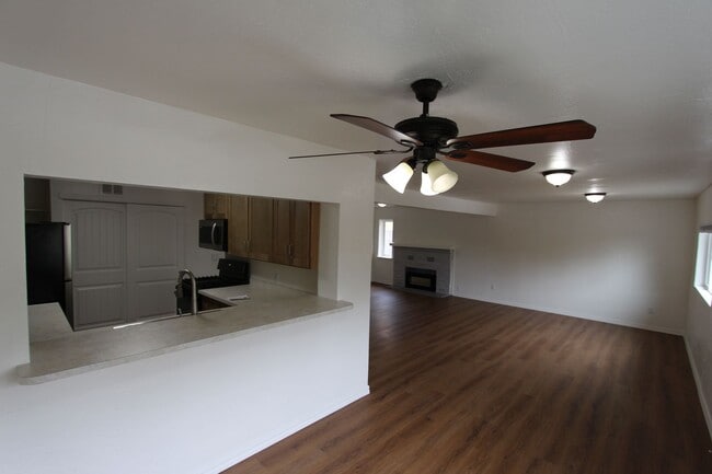 Building Photo - 4 bedroom Sunnyside Home