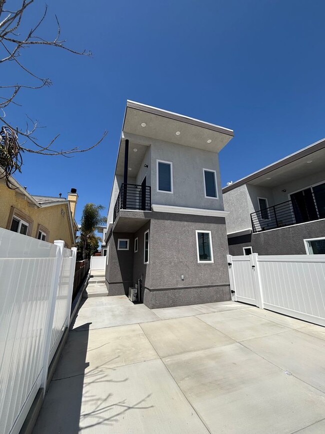 Building Photo - 3 bed 3 bath Home for Rent in San Diego WA...