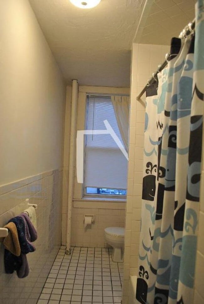 Building Photo - Sunny two bed, Large bedrooms, great kitchen