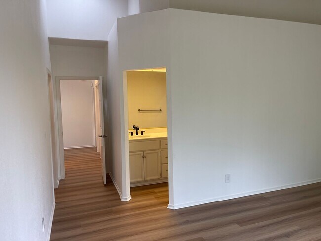 Building Photo - 3br/2ba Home on corner lot
