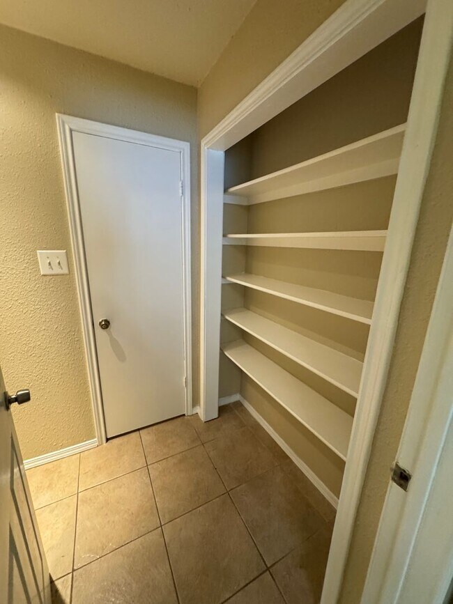 Building Photo - 10138 Inridge