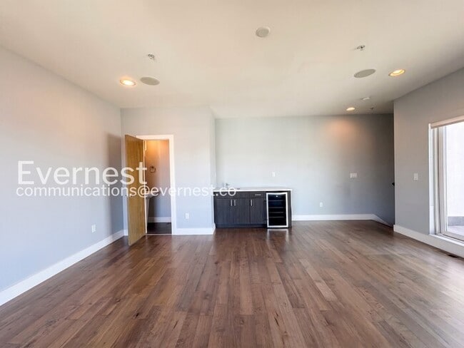 Building Photo - 3 Bed/3 Bath Townhome with Garage / Available Now!