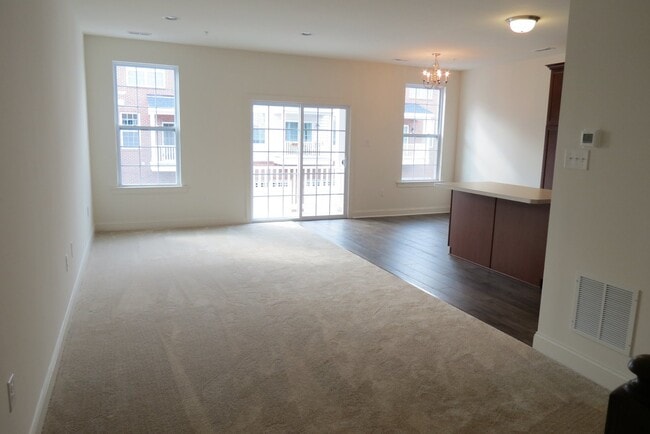 Building Photo - Beautiful Penn Square Townhome in Lansdale...