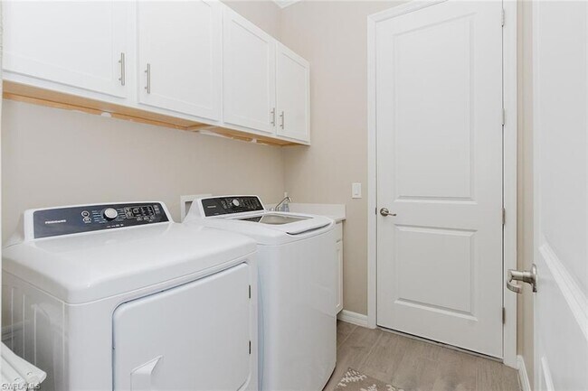 Building Photo - 5856 Sunningdale St