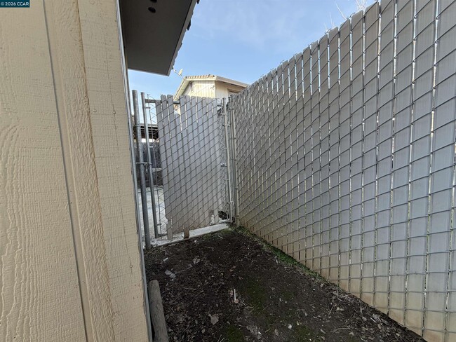 Building Photo - 1648 W N Bear Creek Dr
