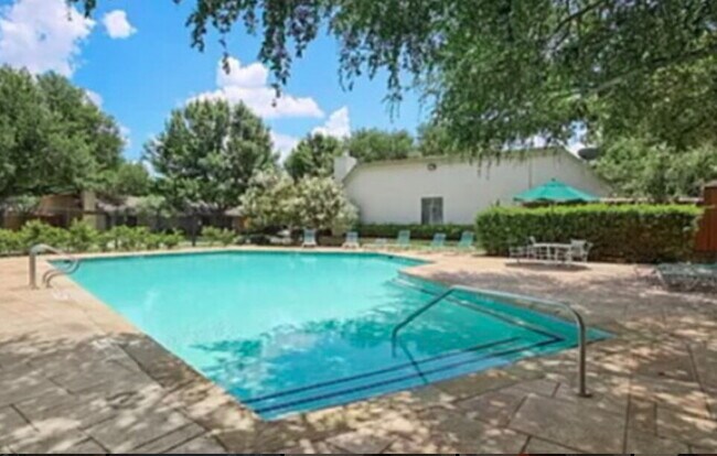 Building Photo - Updated 2 Bed, 2 Bath Townhome in North Dallas