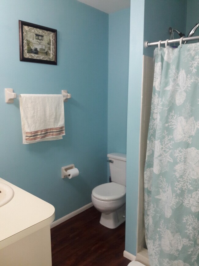 Building Photo - Short term, turnkey furnished, 2 bedroom, 2 bathroom condo in convenient Bradenton location.