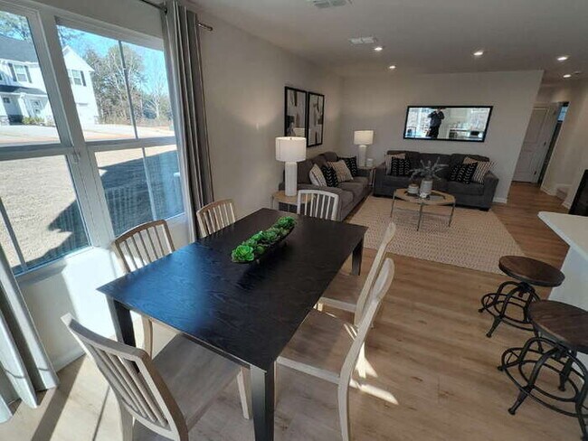 Building Photo - 104 Filly Ln