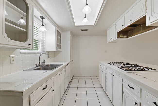 Building Photo - 2115 Oak Shores Dr