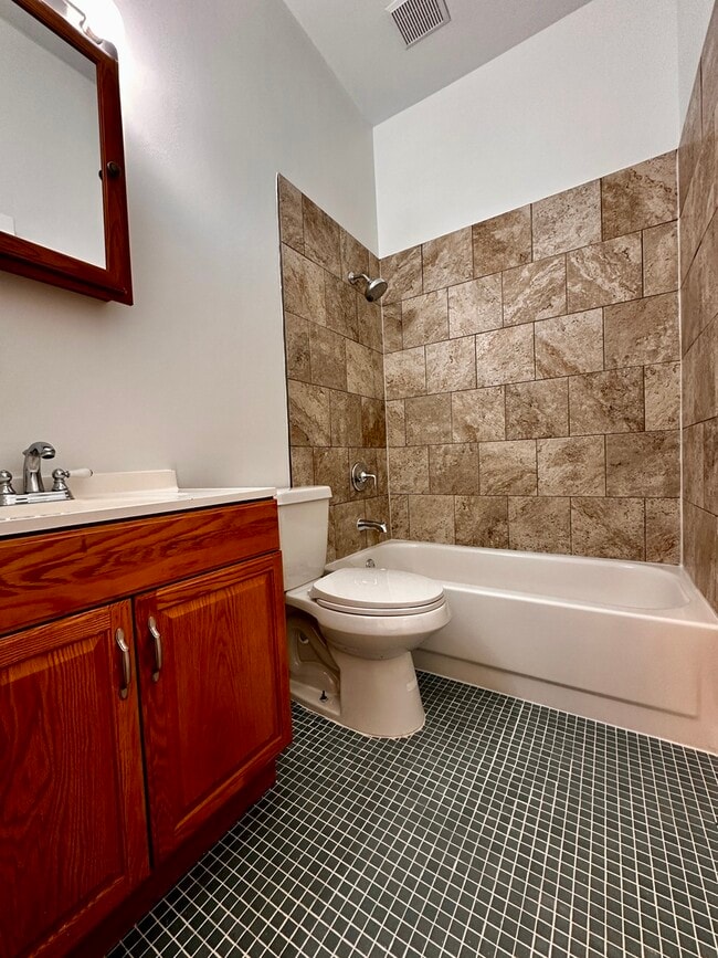 Building Photo - 556 W 37th St