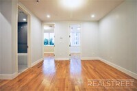 Building Photo - Large 2.5 Bed + LAUNDRY In Unit & Roof Deck!