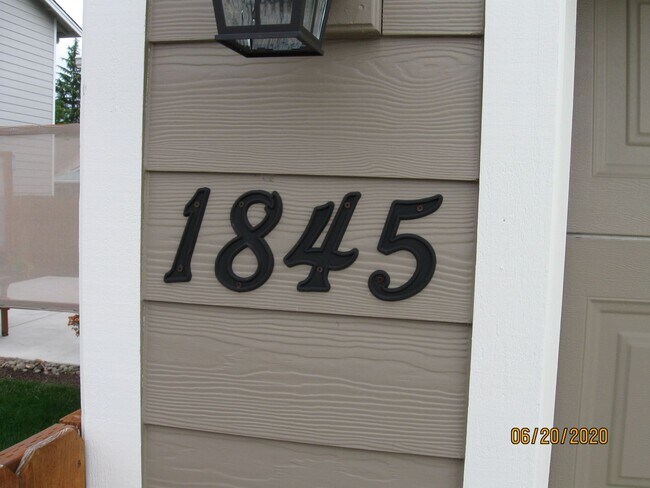 Building Photo - Must See 3 Bedroom with Fenced Yard!