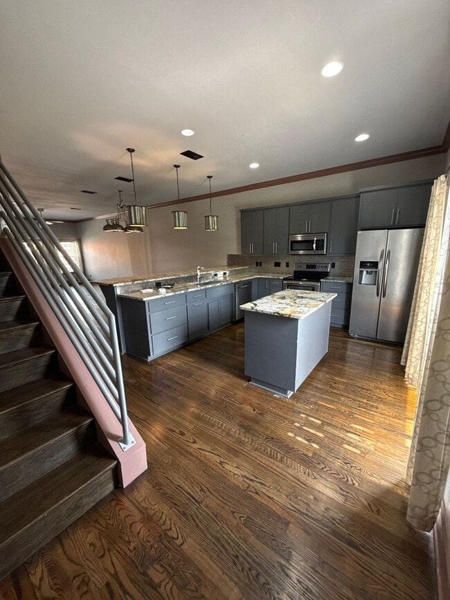 Building Photo - 2 bedroom/3 bath Townhome with extra room/...