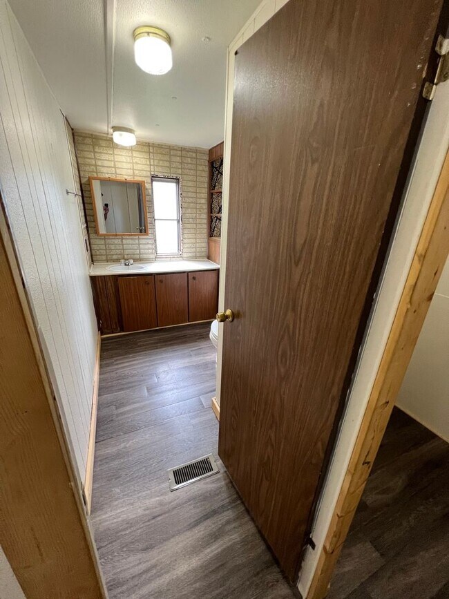 Building Photo - 2 Bedroom 1 Bath Updated Mobile Home in A ...