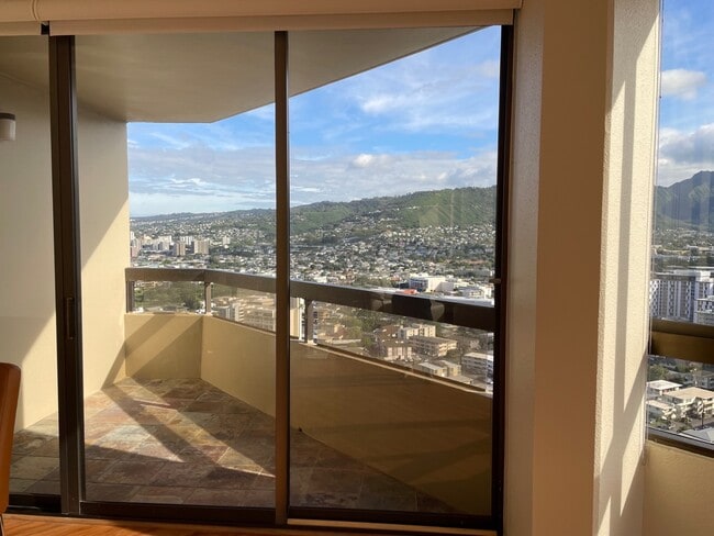 Building Photo - 2499 Kapiolani Blvd