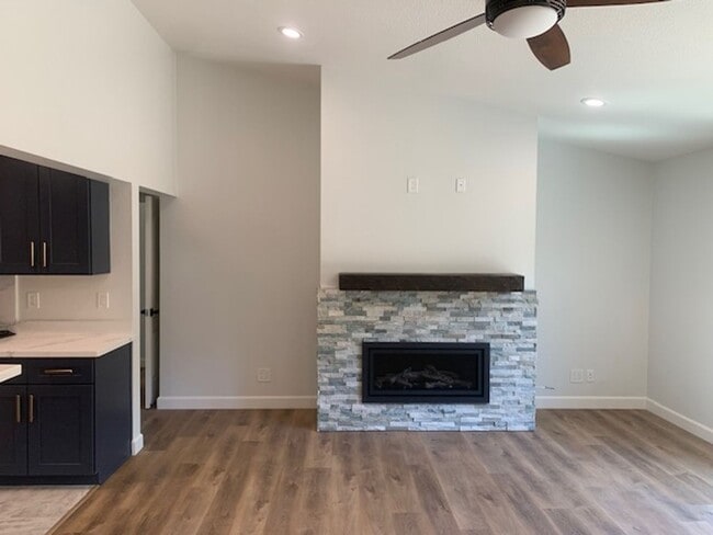 Building Photo - A BEAUTIFUL AND NEWLY REMODELED DOWNTOWN P...