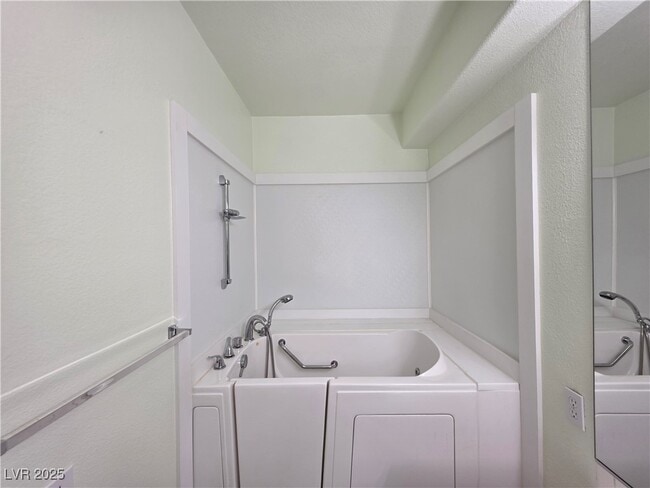 Building Photo - 2110 Los Feliz St