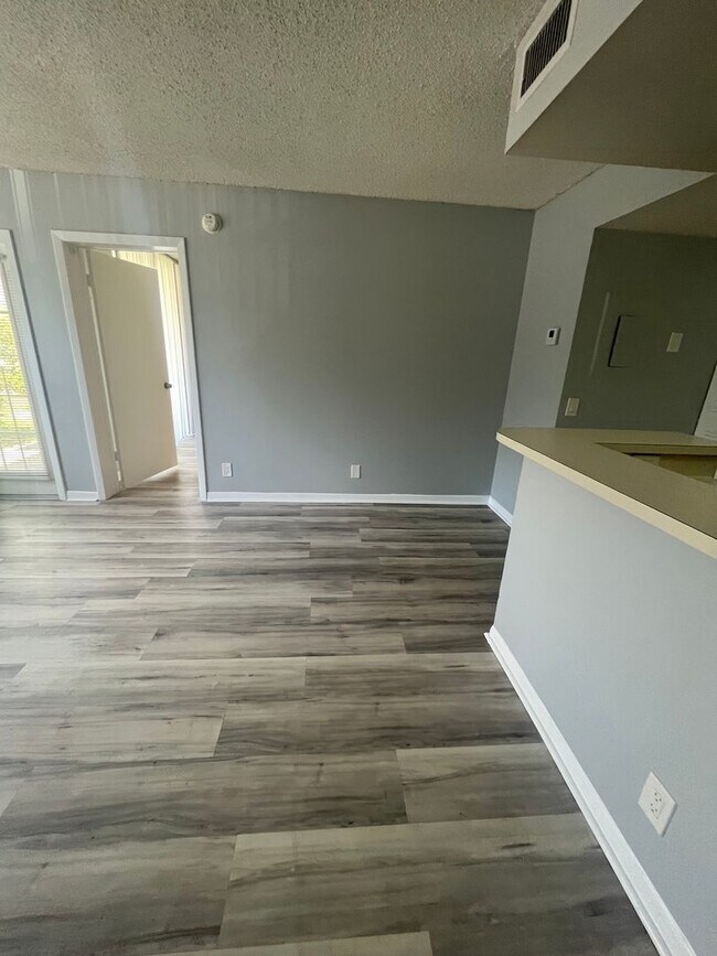 Building Photo - ONE BEDROOM ONE BATHROOM!! WATERFRONT COMMUNITY