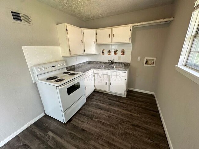 Building Photo - 2 bd/1 ba Duplex - 6205 E 152nd Terr #B, Grandview, MO 64030- Fresh interior - Rent $825