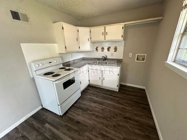Building Photo - 2 bd/1 ba Duplex - (LOOK and LEASE SPECIAL 1/2 off 1st months rent) 6205 E 152nd Terr #B, Grandvi...