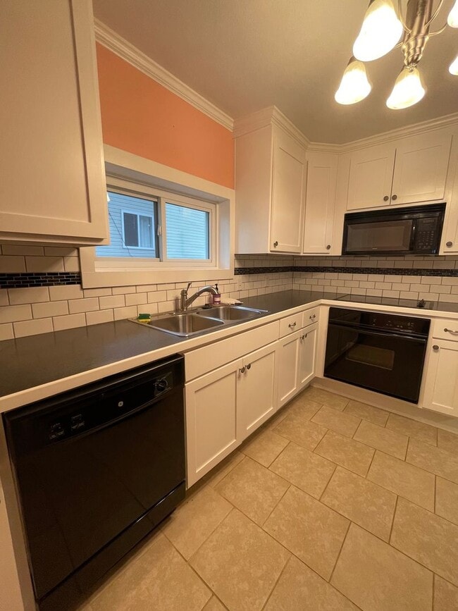 Building Photo - 2 Bedroom Near ESU!