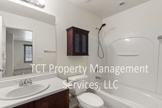 Building Photo - Freshly Updated Townhouse in Gilbert!