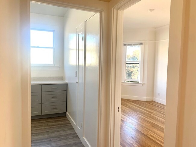 Building Photo - Richmond Dist. Bright 1 Bed/! Bath Flat w/ Hardwood Floors and Walk In Closets