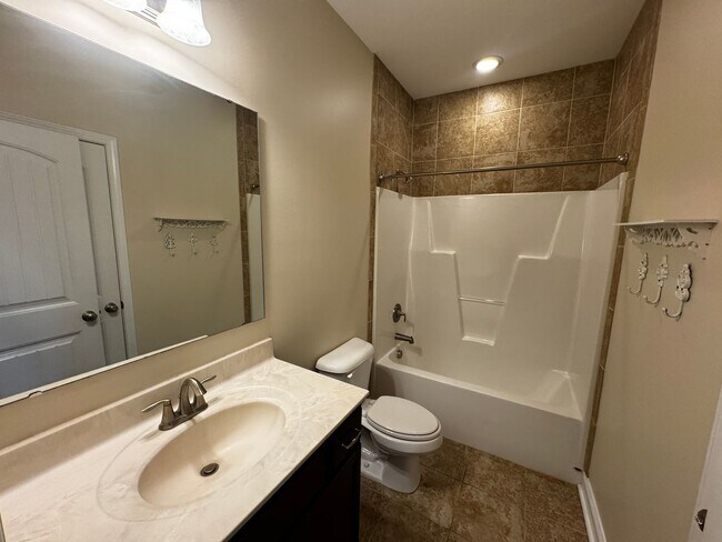 Building Photo - 5 Bedroom 3 Bath Home In Grays Creek