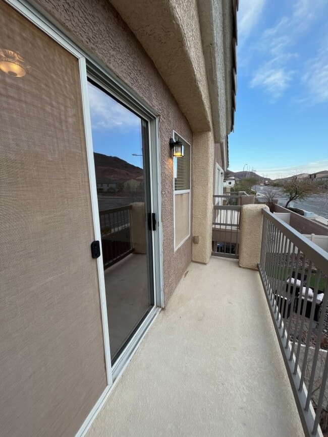 Building Photo - SPACIOUS 3-BEDROOM 2 1/2 BATH TOWNHOME IN GATED COMMUNITY