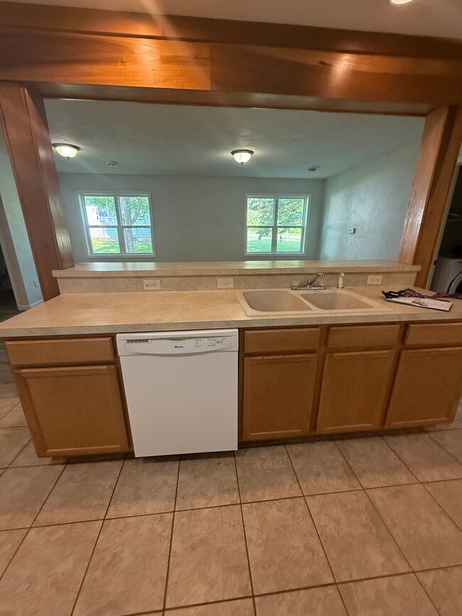 Building Photo - 527 W Harper St