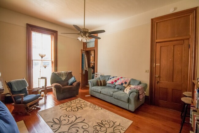 Building Photo - 453 S 9th St