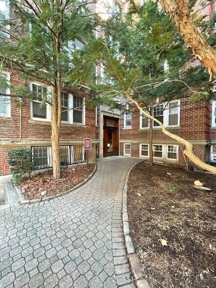 Building Photo - 1697 Cambridge St