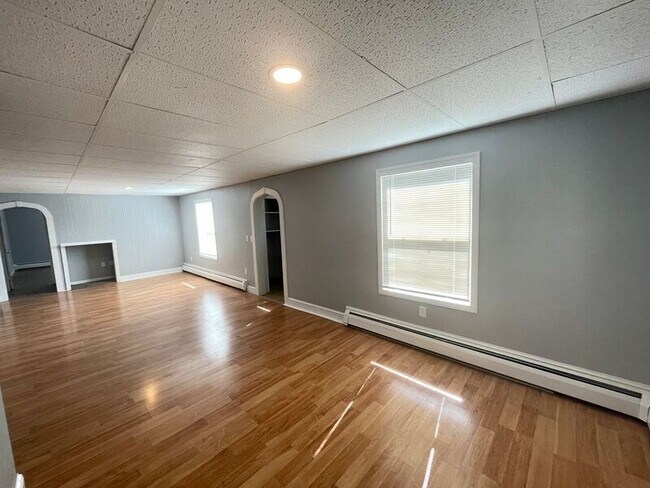 Building Photo - 37 Branch St