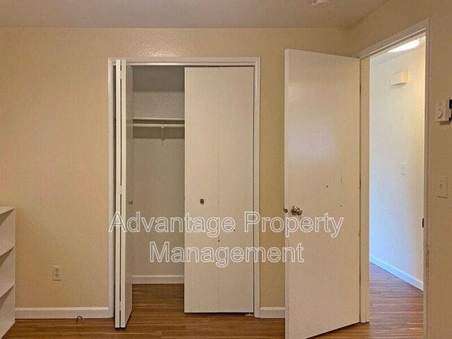 Building Photo - 588 NW Oak Ave