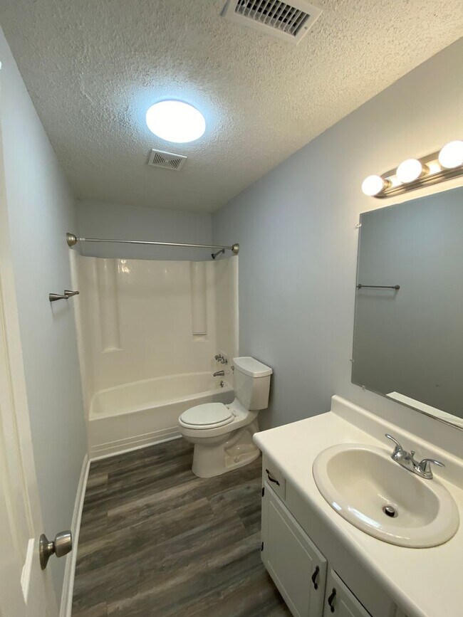 Building Photo - Ivy Street Duplex