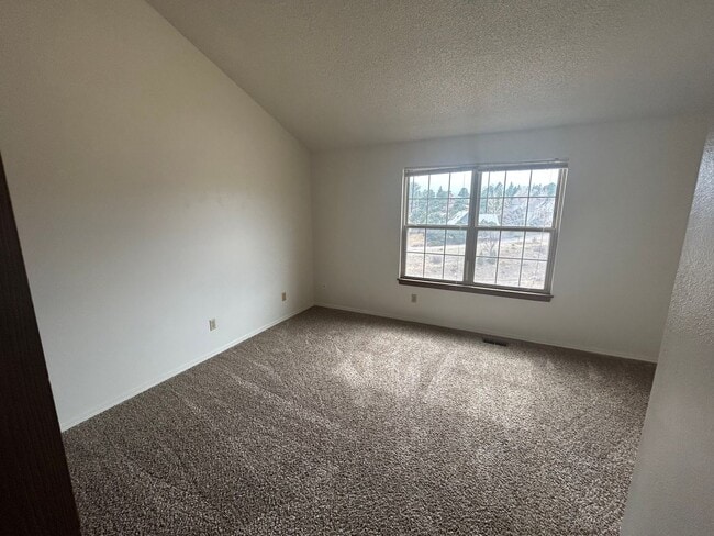 Building Photo - 2 Bed 2 Bath Condominium