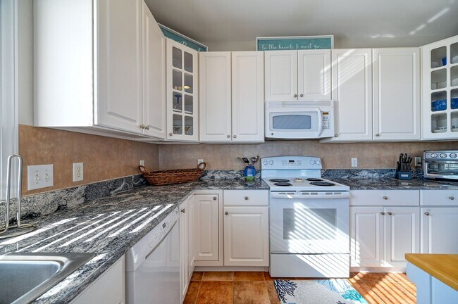Building Photo - OFF-SEASON FURNISHED MONTHLY RENTAL STARTI...